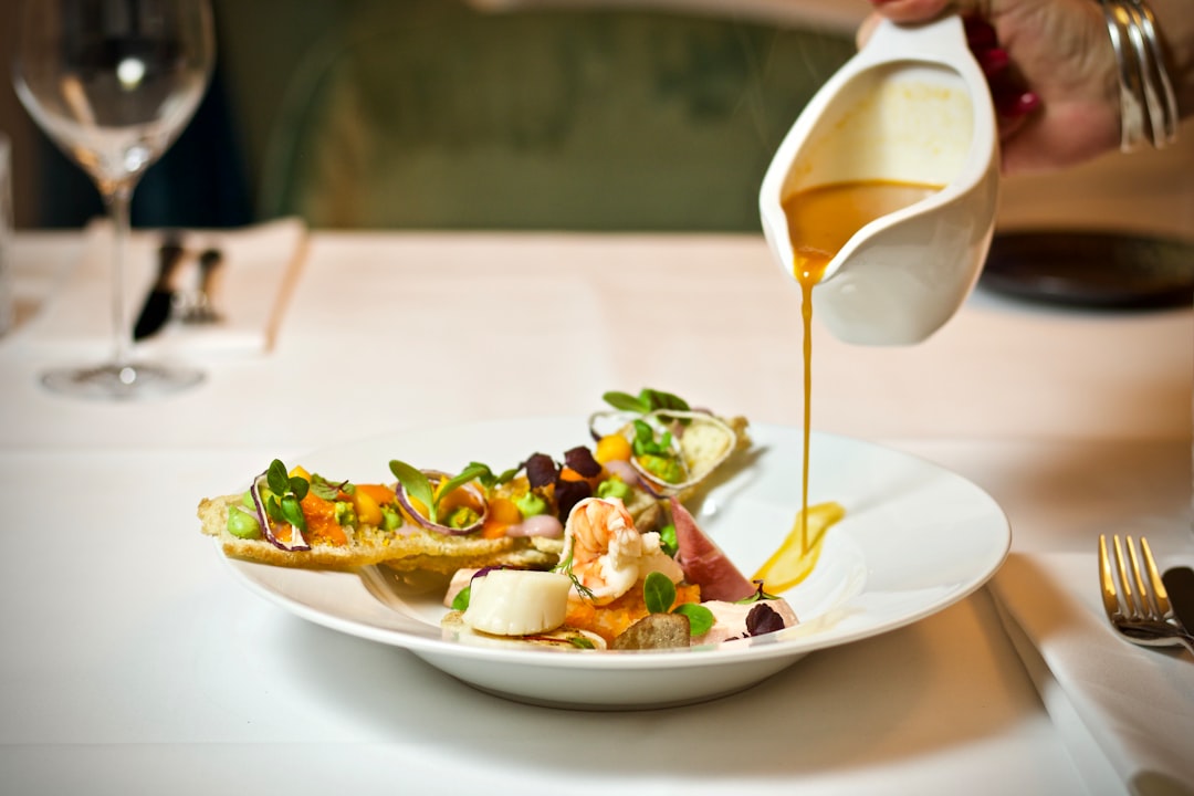 découvrez la bouillabaisse, la célèbre soupe de poisson provençale, riche en saveurs maritimes et en épices, un plat traditionnel qui évoque le terroir et la mer méditerranée.