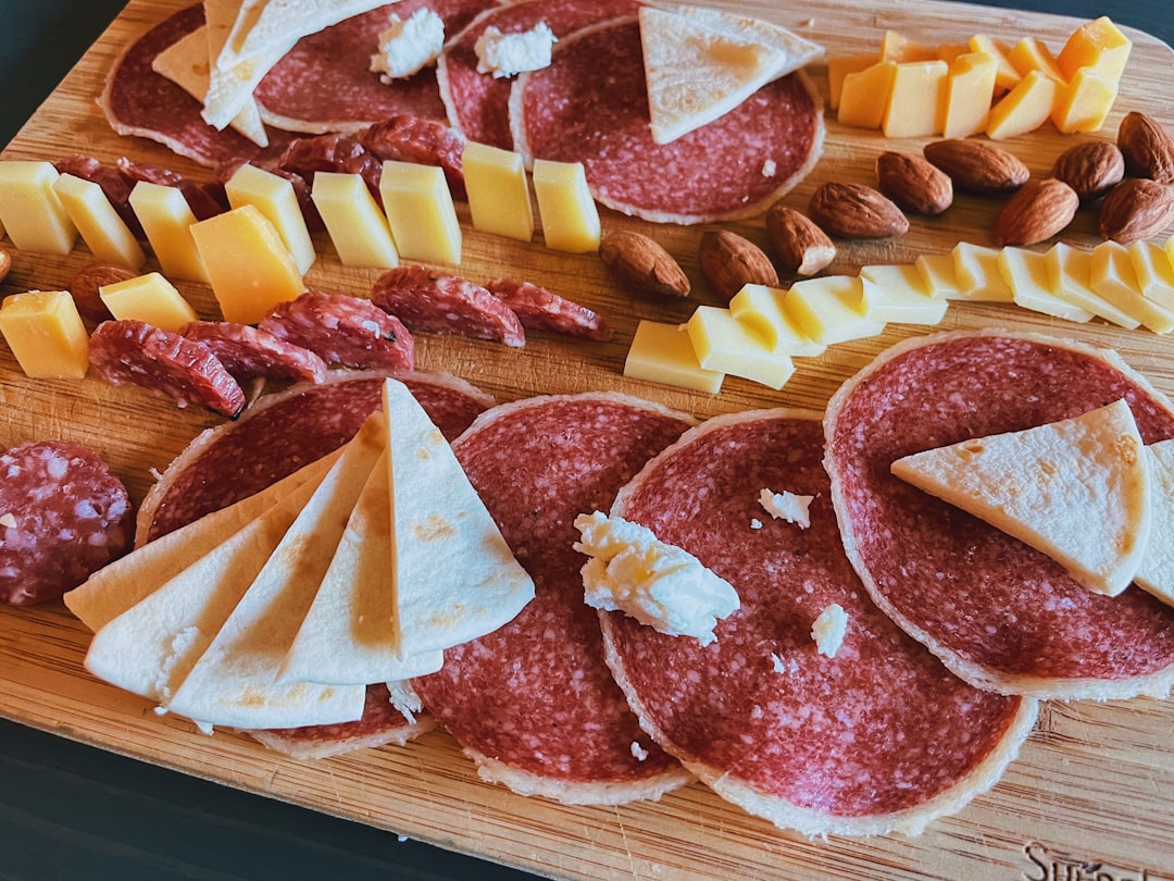 découvrez la richesse de la charcuterie corse, un véritable délice pour vos papilles. savourez des produits authentiques, élaborés selon des traditions ancestrales, qui reflètent le terroir et le savoir-faire insulaire. un voyage gustatif au cœur de la corse pour les amateurs de bonnes choses.