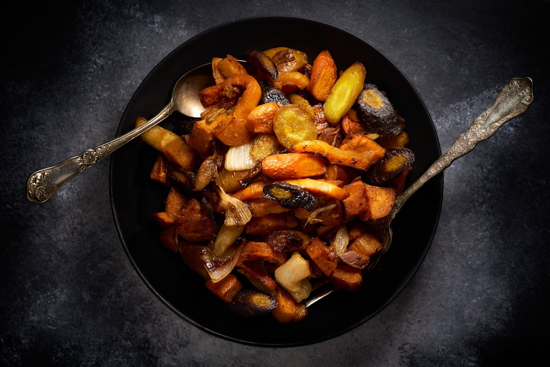 découvrez notre délicieuse recette de légumes rôtis, parfaite pour accompagner vos plats principaux ou à déguster en salade. des saveurs rehaussées par des épices et une cuisson au four qui révèle toute la tendreté des légumes. parfait pour un repas healthy et savoureux!