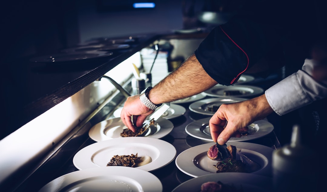 découvrez la riche tradition culinaire de lyon, une ville renommée pour ses spécialités gastronomiques. explorez ses plats emblématiques, ses bouchons authentiques et l'art de la cuisine lyonnaise à travers des recettes savoureuses et des conseils de chefs.