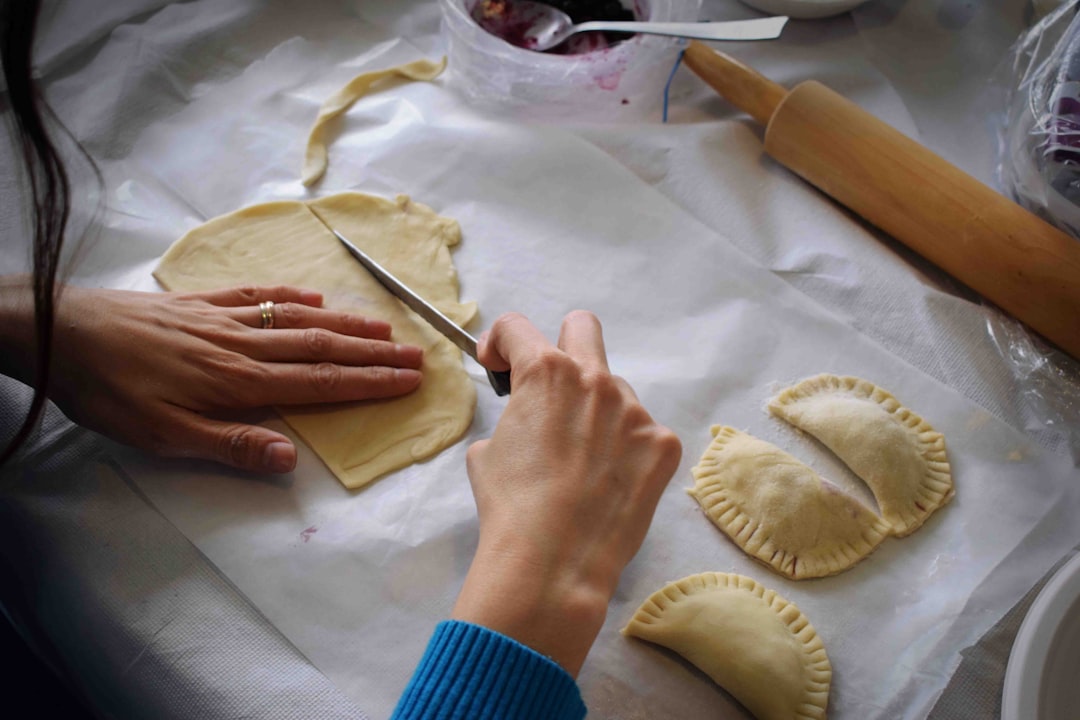 découvrez nos ateliers de cuisine immersifs où vous pourrez apprendre des recettes innovantes, perfectionner vos techniques culinaires et partager des moments conviviaux avec d'autres passionnés de gastronomie.