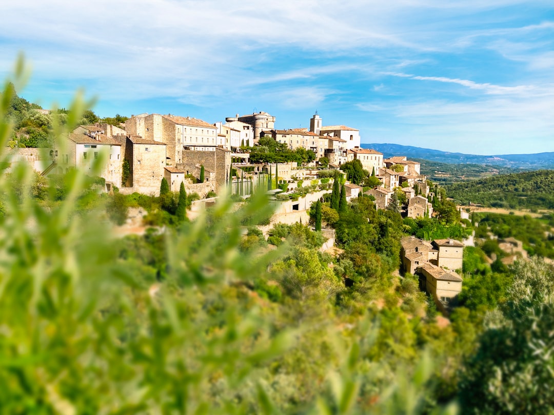 découvrez la beauté envoûtante de la provence, une région française riche en paysages pittoresques, en champs de lavande parfumés et en charmants villages historiques. idéale pour les amateurs de nature, de culture et de gastronomie.