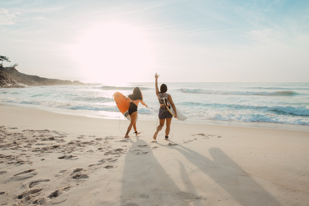 découvrez l'été, la saison des vacances ensoleillées, des plages dorées et des aventures inoubliables. laissez-vous séduire par les activités estivales, les festivals vibrants et les délices culinaires qui font de cette période un moment privilégié de l'année.