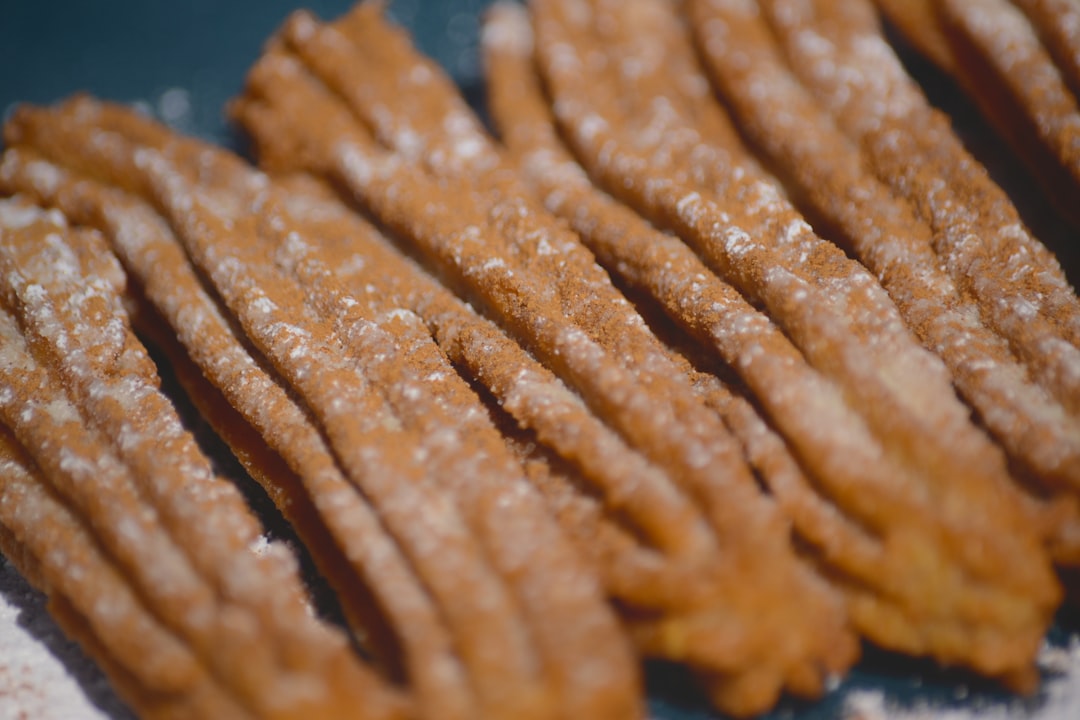 découvrez nos délicieux churros, croustillants à l'extérieur et moelleux à l'intérieur, parfaits pour une pause gourmande. accompagnés de chocolat fondu ou de caramel, ces en-cas sucrés raviront vos papilles à chaque bouchée !