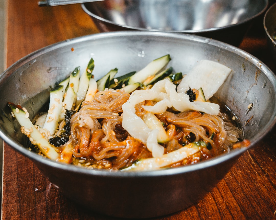 découvrez la richesse de la cuisine de rue coréenne avec ses saveurs uniques et ses plats emblématiques comme le tteokbokki, le hotteok et le kimbap. plongez dans l'ambiance vibrante des marchés de séoul et laissez-vous séduire par cette expérience culinaire incontournable !