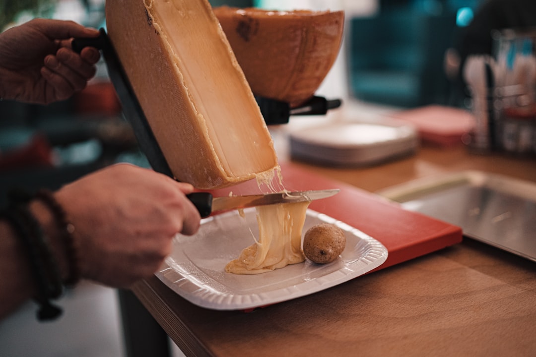 découvrez la raclette, un plat savoureux et convivial qui ravira vos soirées entre amis. faites fondre du fromage sur des pommes de terre, des légumes et de la charcuterie pour une expérience gourmande inoubliable.