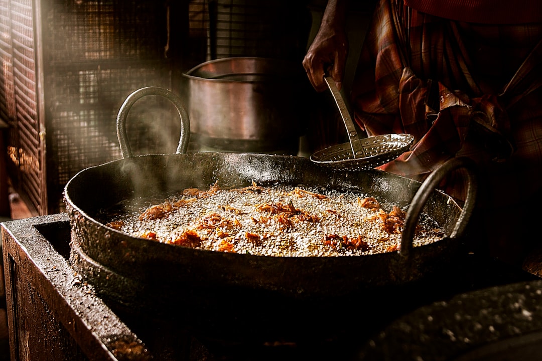 découvrez l'univers vibrant de la street food, où des saveurs authentiques et des plats préparés sur le pouce s'entremêlent. explorez les tendances culinaires de rue, des tacos aux baos, en passant par les crêpes et les burgers gourmets. faites voyager vos papilles tout en savourant l'ambiance conviviale et décontractée des marchés et des food trucks.