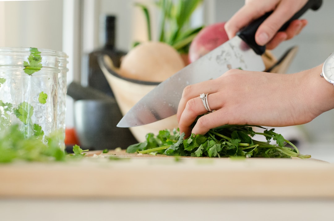 découvrez l'art fascinant du wild cooking, une expérience culinaire en pleine nature qui allie aventure et gastronomie. apprenez à préparer des plats savoureux en utilisant des ingrédients sauvages et frais, tout en explorant les merveilles de la nature.