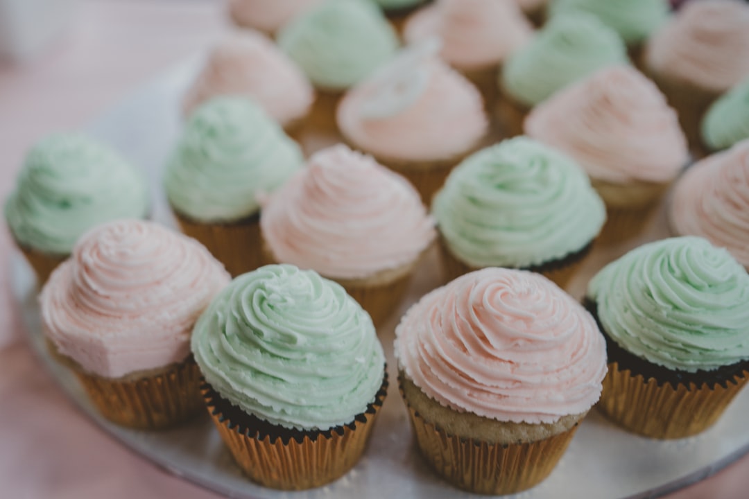 découvrez des recettes délicieuses de gâteaux sans cuisson qui raviront vos papilles ! parfaits pour toutes les occasions, ces desserts faciles à préparer vous permettront de surprendre vos invités sans passer des heures en cuisine.