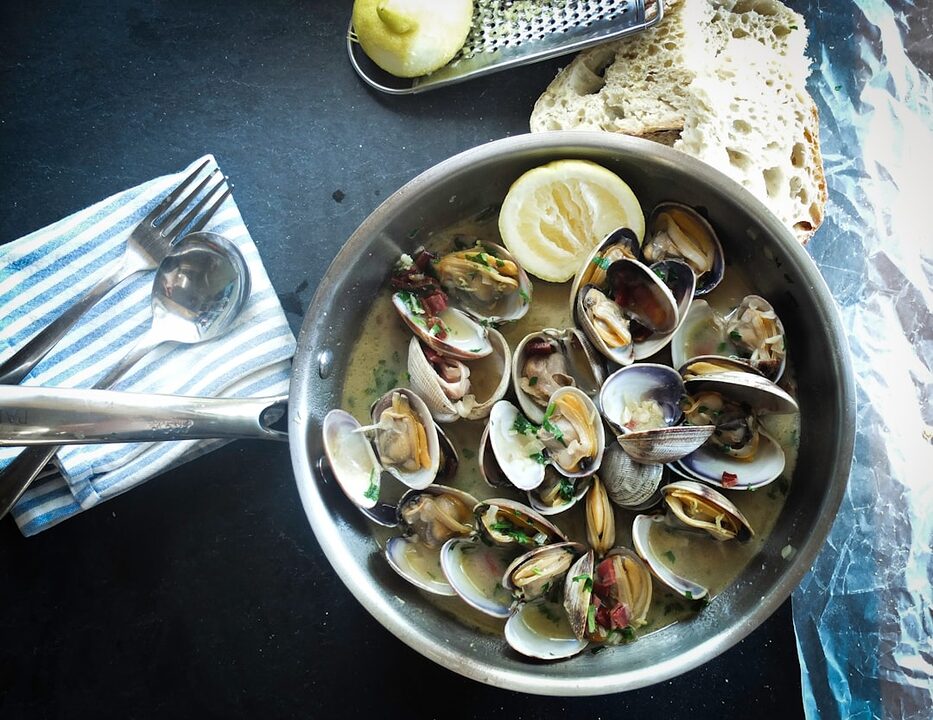 découvrez une sélection irrésistible de recettes de street food qui éveilleront vos papilles ! idéales pour vos repas sur le pouce, ces recettes savoureuses et faciles à préparer vous plongeront au cœur des saveurs du monde. éveillez le chef qui sommeille en vous avec ces inspirations de cuisine de rue.