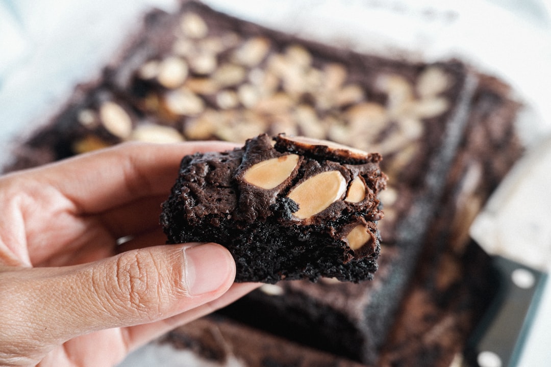 découvrez la recette parfaite de brownies moelleux et fondants, idéale pour régaler vos amis et votre famille. faciles à préparer, ces délicieuses pâtisseries chocolatées raviront les amateurs de sucré !