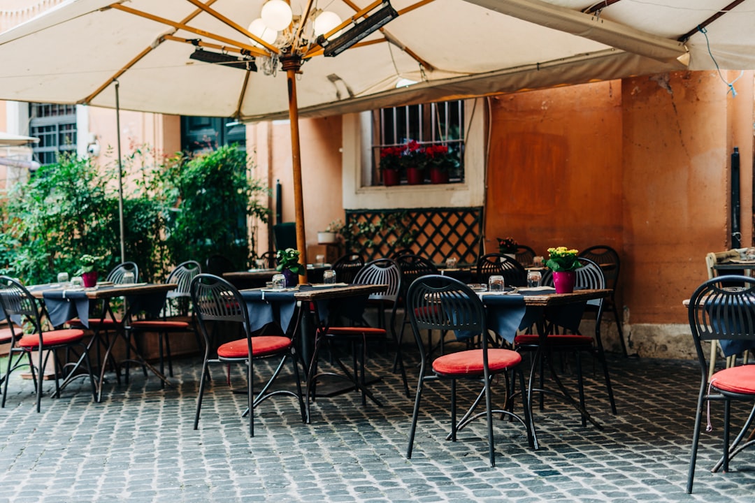 découvrez les restaurants romantiques parfaits pour une soirée inoubliable avec votre partenaire. savourez une cuisine délicieuse dans une ambiance intime et chaleureuse. que ce soit pour un rendez-vous galant, un anniversaire ou simplement pour célébrer l'amour, trouvez l'endroit idéal pour raviver la flamme.