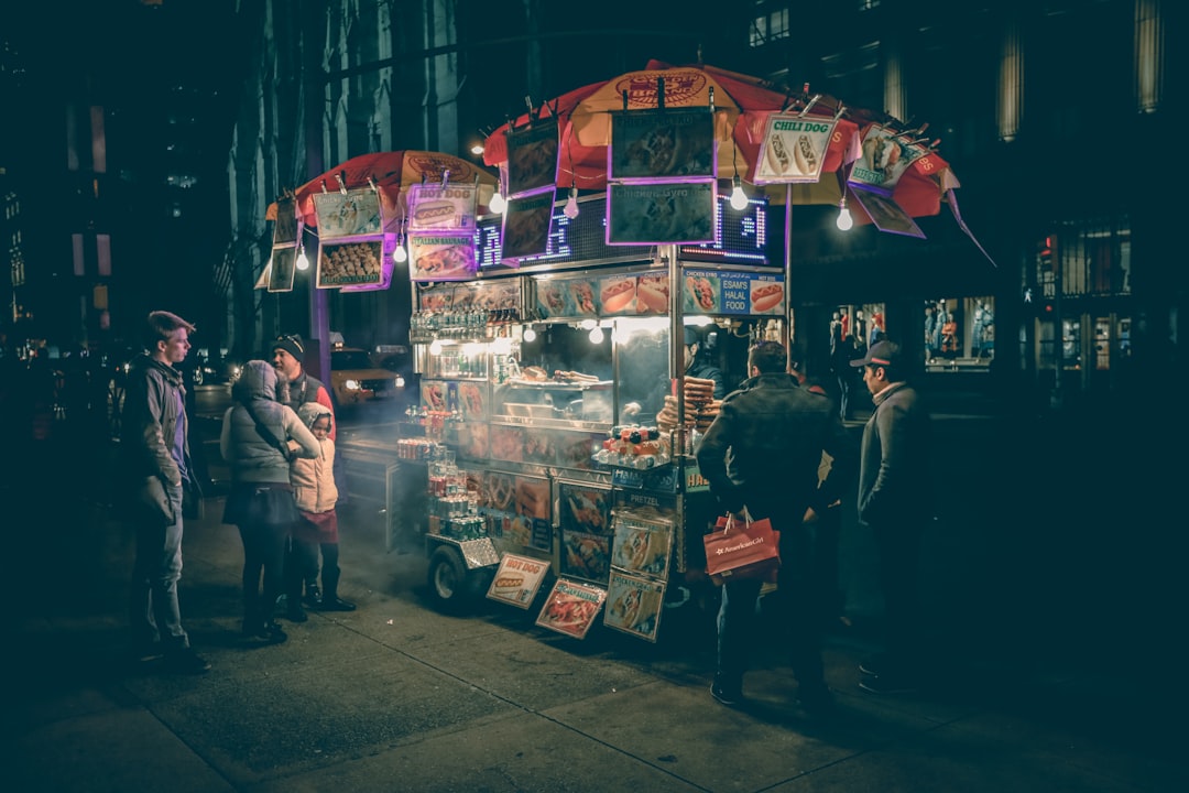 découvrez l'univers vibrant de la street food, où les saveurs du monde entier s'entremêlent dans des plats savoureux et authentiques. savourez des spécialités uniques préparées par des chefs de rue passionnés, le tout dans une ambiance conviviale et décontractée. réveillez vos papilles avec les meilleures adresses de street food qui embellissent votre quotidien.