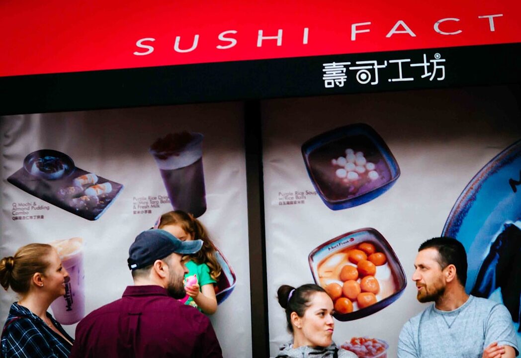 découvrez l'univers savoureux de street sushi, où la cuisine japonaise rencontre la street food ! succombez à nos créations de sushis frais et originaux, préparés avec des ingrédients de qualité, idéaux pour une pause rapide ou un repas sur le pouce. savourez l'innovation et la tradition à chaque bouchée !