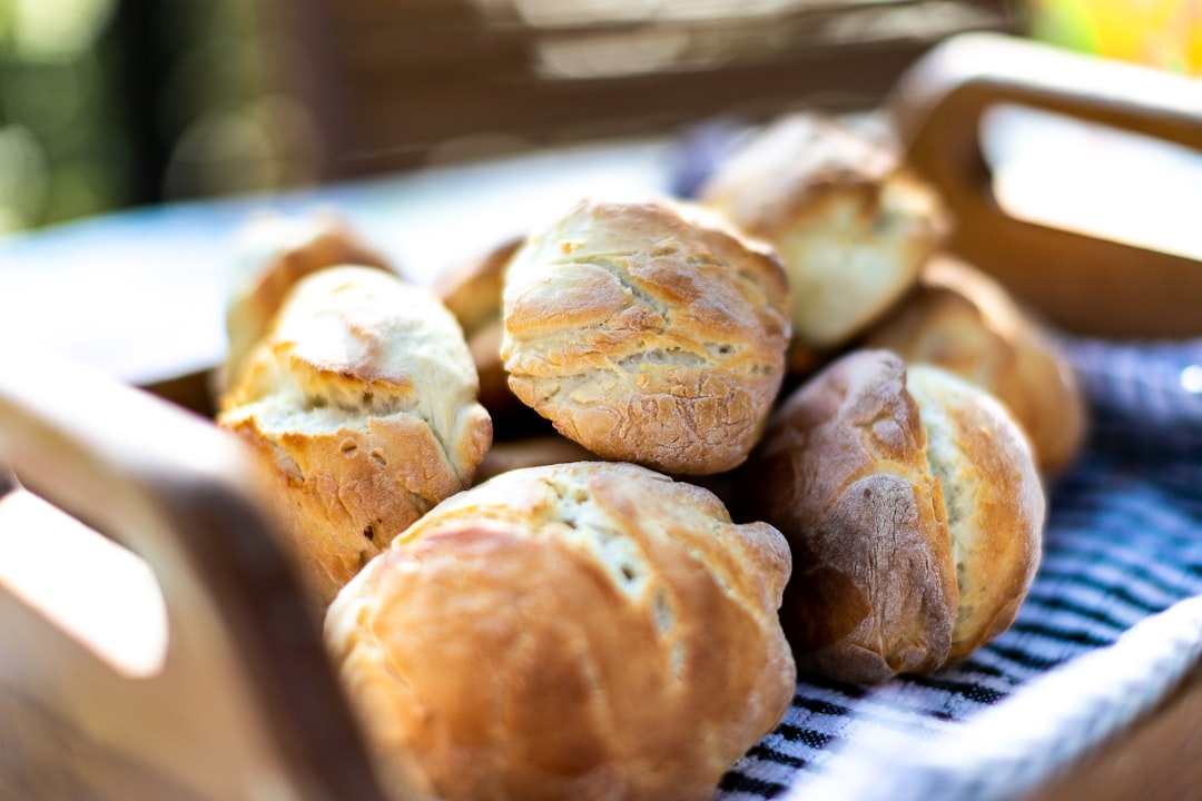 découvrez l'univers savoureux des rolls, des petites bouchées délicates et raffinées qui allient innovation culinaire et recettes traditionnelles. parfaites pour un apéritif ou un repas convivial, ces créations roulées vous séduiront par leurs saveurs variées et leur présentation élégante.
