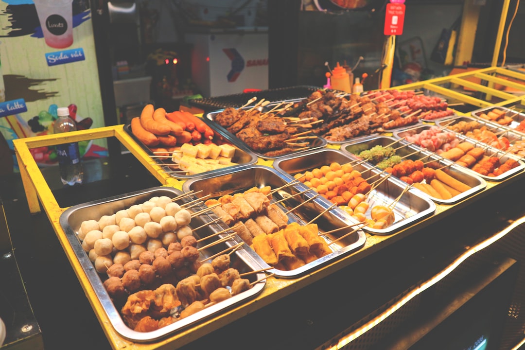 découvrez l'univers savoureux de la street food, où la gastronomie de rue vous invite à déguster des plats authentiques et diversifiés. de la cuisine asiatique aux délices méditerranéens, savourez des créations uniques, idéales pour une pause gourmande ou un repas sur le pouce. rejoignez-nous pour une aventure culinaire inoubliable !