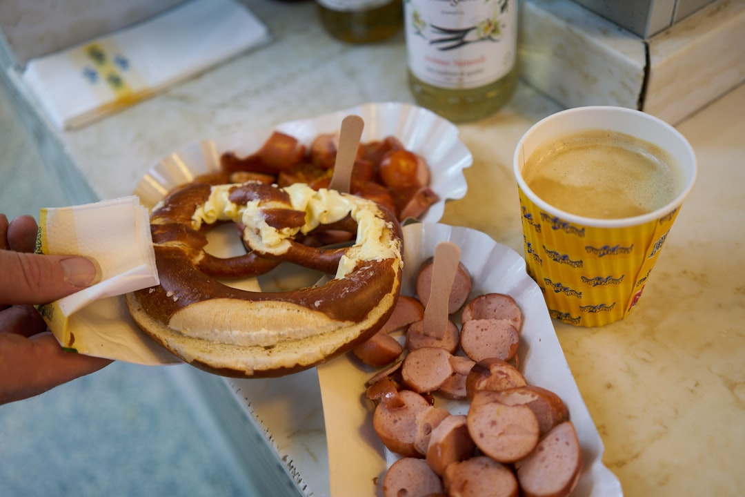 découvrez l'univers savoureux des saucisses de rue, un incontournable de la street food qui allie tradition et modernité. savourez des recettes variées et épicées, préparées avec des ingrédients de qualité pour une expérience culinaire inoubliable.