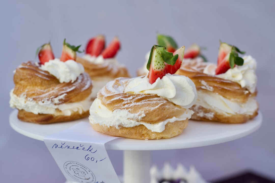 découvrez notre sélection irrésistible de desserts gourmands pour satisfaire toutes vos envies sucrées. des créations maison aux classiques revisités, chaque bouchée vous promet un voyage de saveurs.