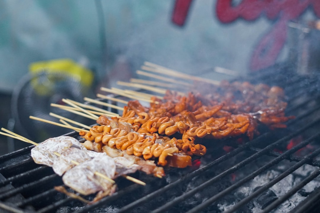 découvrez le monde savoureux de la street food : des plats irrésistibles préparés par des chefs de rue, des spécialités locales aux influences internationales. laissez-vous tenter par une expérience culinaire authentique et vibrante au cœur des rues.