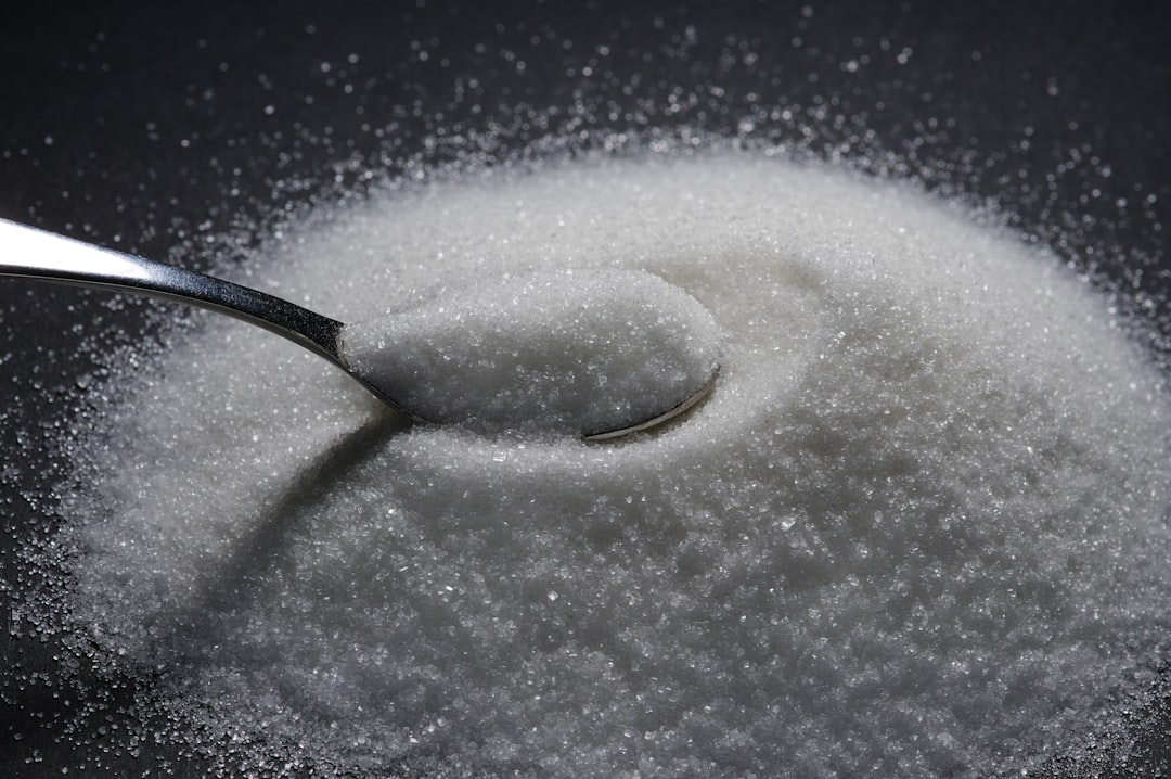 découvrez les avantages de la réduction de sucre dans votre alimentation. apprenez des conseils pratiques pour diminuer votre consommation de sucre tout en préservant le goût et le plaisir des repas. transformez votre santé et votre bien-être grâce à des choix nutritionnels éclairés.