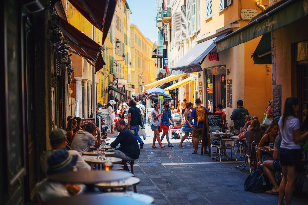 découvrez l'art de la gastronomie durable avec notre guide sur le dining durable. apprenez à choisir des ingrédients locaux et de saison, à réduire le gaspillage alimentaire et à savourer des plats qui respectent l'environnement. un voyage culinaire éthique pour un futur meilleur.